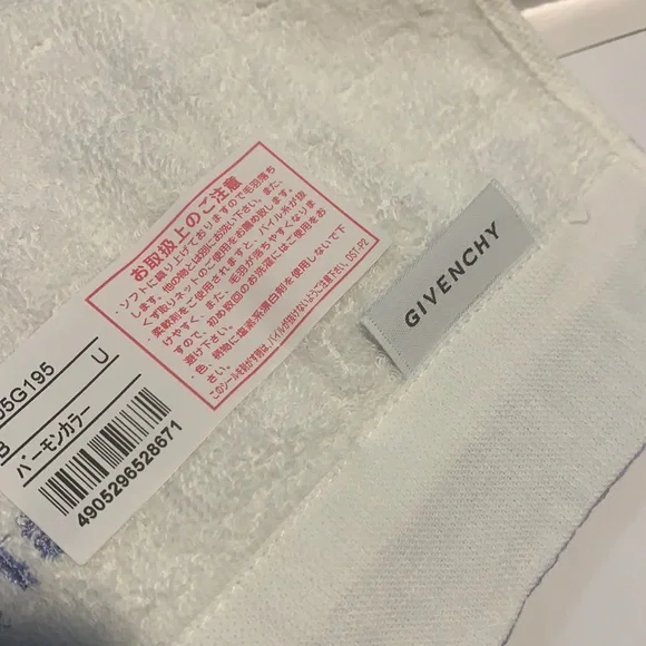 Givenchy towel set - Picture 3 of 4